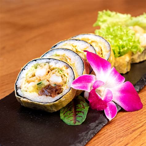 Tamago maki z krewetką w tempurze spicy mayo i warzywami OkukiSushi