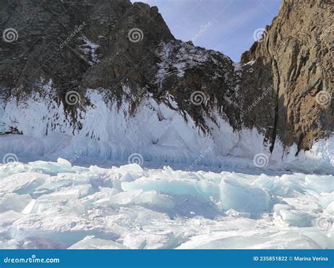 Helado Lago Cubierto De Hielo Y Nieve En El Fondo De Una Roca Foto De