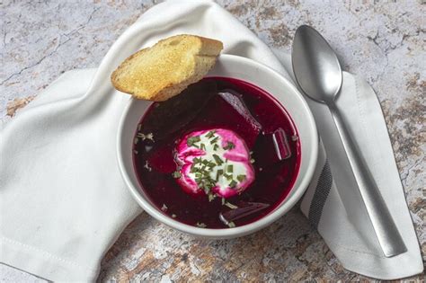 Sopa tradicional de borscht rojo nacional ucraniano y ruso en un tazón