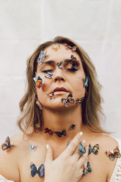 Una Mujer Con Mariposas Pintadas En La Cara Y Las Palabras Mariposa En