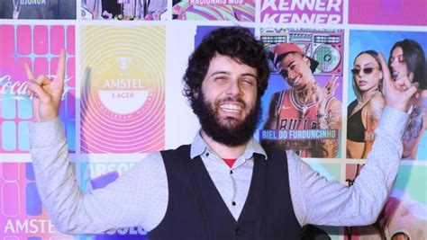 Humorista Diogo Defante Lan A Lbum Rock Debochado E Nude Na Capa Veja