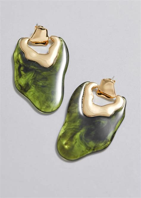 Glänzende Ohrhänger aus Kunstharz in 2024 Green statement earrings