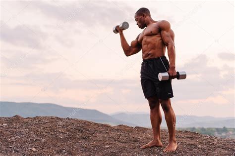 Retrato De Cuerpo Entero De Atleta Afroamericano Musculoso Con Torso