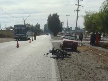 Un motociclista fue hospitalizado tras chocar desde atrás a un auto que