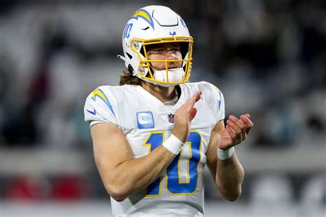 Ex Chiefs Star Takes Shot At Justin Herbert Following Chargers Qbs