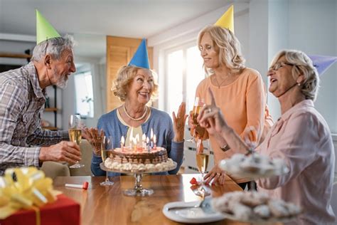 Groupe De Personnes Matures Célébrant L anniversaire De La Femme Et S