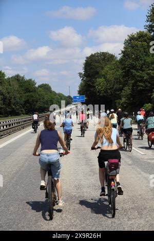 Radfahrer fahren auf der Stadtautobahn Avus A115 stadteinwärts während