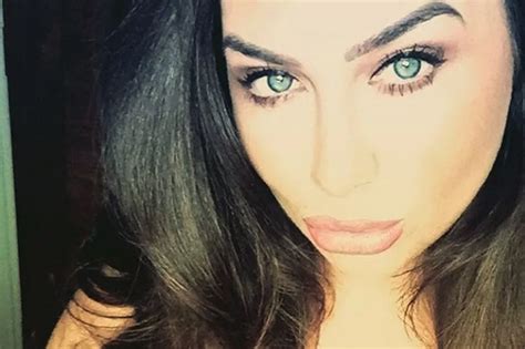 Why Photoshop Lauren Goodgers Fans Concerned After Star Posts Heavily Edited Selfies