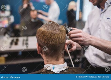 Ci Rrese Encima Del Tiro Del Hombre Que Consigue Corte De Pelo De Moda