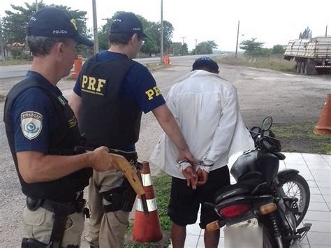 G1 Homem é flagrado arma em moto roubada no nordeste do Pará