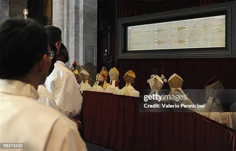 Holy Shroud Exposition Photos And Premium High Res Pictures Getty Images