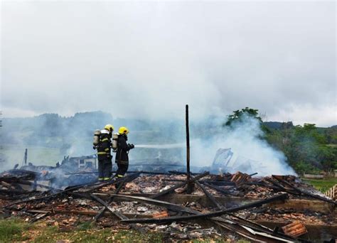 Casa é destruída por incêndio no interior de Tangará Éder Luiz Notícias