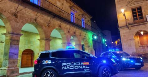 Secuestra a su expareja y apuñala varias veces a su novio en la