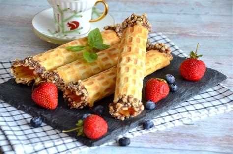 Вафельные трубочки с шоколадной начинкой - пошаговый рецепт с фото на ...