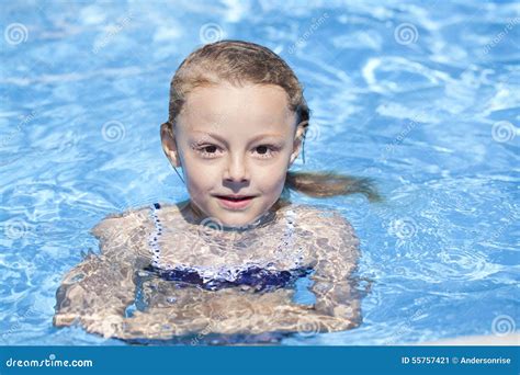 Muchacha Del Niño En Bikini Azul Cerca De La Piscina Verano Caliente Imagen de archivo Imagen