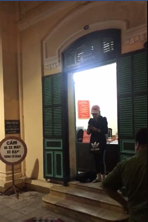 Xuất hiện clip hot girl Bella tha lôi con trên phố đi bộ bị Công an quận Hoàn Kiếm mời về