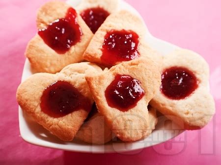 Романтични масленки с масло за Свети Валентин със сладко от ягоди
