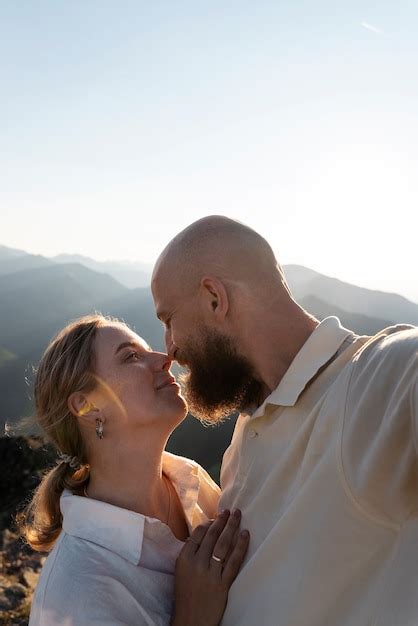 Pareja Rom Ntica Tomando Selfie En Vista Lateral De La Monta A Foto