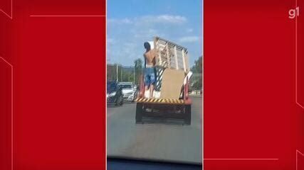 VÍDEO Homem segura móveis em cima de reboque em via movimentada do DF