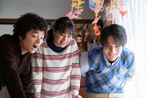 連続テレビ小説「なつぞら」第119話。茜の赤ちゃんをあやす（左から）神地（染谷将太）なつ（広瀬すず）坂場（中川大志）（c）nhk ― スポニチ