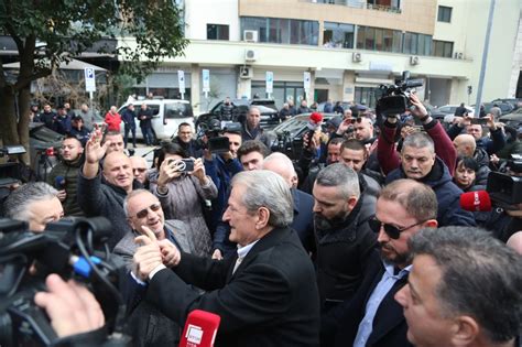 Fotolajm Berisha Hyn N Spak I Buz Qeshur Shikoni Momentet Kur