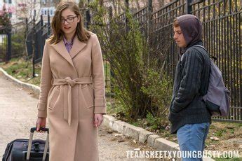 Hot Chick Eliza Thorn Fucks Some Helpful Stranger Photos