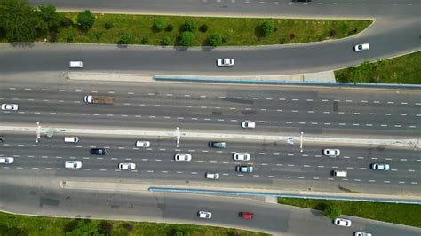 Vista A Rea De Arriba Hacia Abajo De Carreteras Con Coches En La Ciudad