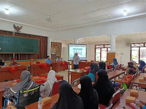 Kelompok Difabel Desa Sumberagung Belajar Isu Lingkungan Dan