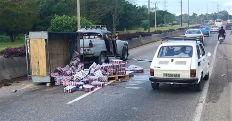 Se Vuelca Tr Iler Cargado De Cajas De Cerveza En Accidente De Un