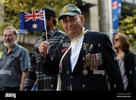 Ehemalige Militärangehörende Und Frauen Nehmen Am Anzac Day March In