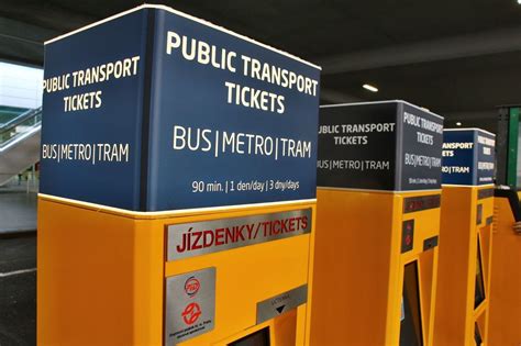 Automat na jízdenky MHD na pražském letišti - Aktuálně.cz
