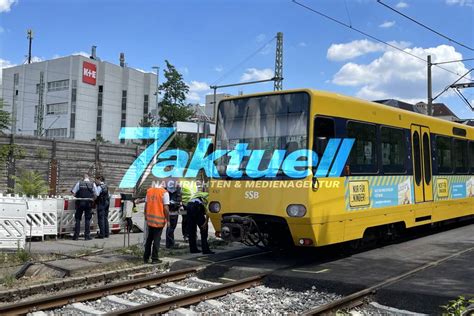 Mann von Stadtbahn beim Überqueren der Gleise erfasst Fünf Fahrgäste