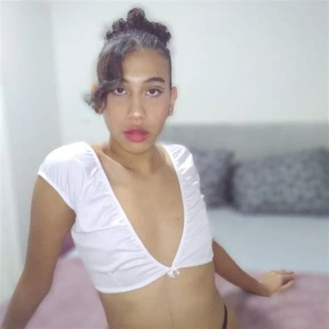 Hotsolzinha Debuts On Xhamster With A Hard Anal Masturbation With Deodorant While Stroking Her