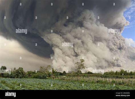 Pyroclastic Flow Of The Sinabung Volcano Stock Photo Alamy