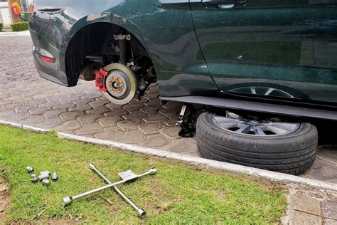 Cómo Cambiar Una Llanta De Un Auto Instrucciones Paso A Paso Autos