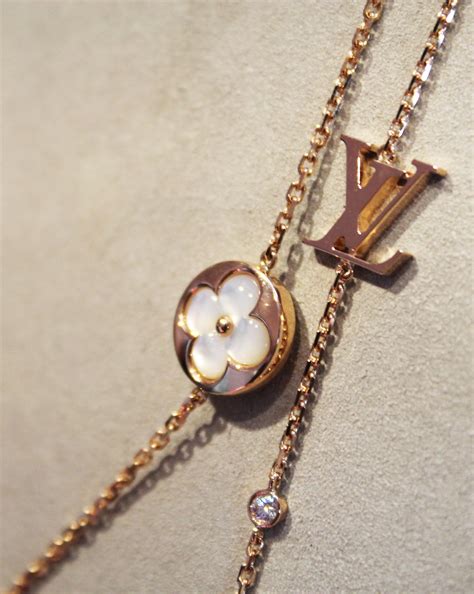 Color Blossom Bb Mother Of Pearl Sautoir Necklace Louis Vuitton Jewelry Pearl And Diamond