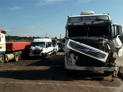 G1 Batida Entre Quatro Veículos Deixa Cinco Pessoas Feridas No Paraná