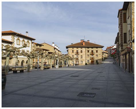 PLAZA DE LAUREANO ORTIZ DE ZARATE Legutio Araba Flickr