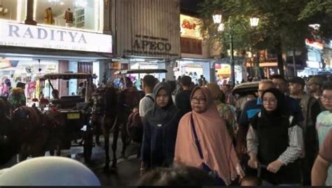 Kawasan Malioboro Jogja Mulai Dipadati Pengunjung Jelang Malam Tahun Baru