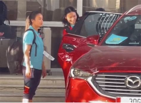 Hot girl tuyển nữ Việt Nam Hoàng Thị Loan được bạn trai lái xe tiền tỷ đến đón Tinmoi