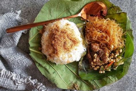 Sego Berkat Nasi Komplit Bungkus Daun Jati Khas Wonogiri