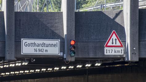 Nach Riss Im Gotthard Tunnel Schweizer Beh Rden Stoppen Arbeiten An