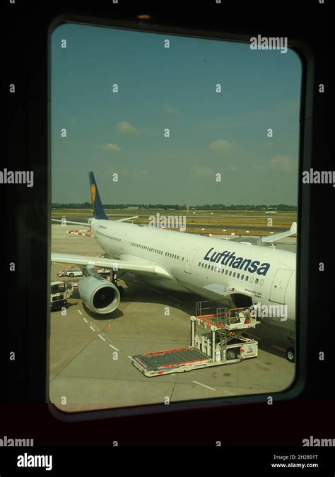 Lufthansa Boarding Fotos Und Bildmaterial In Hoher Aufl Sung Alamy