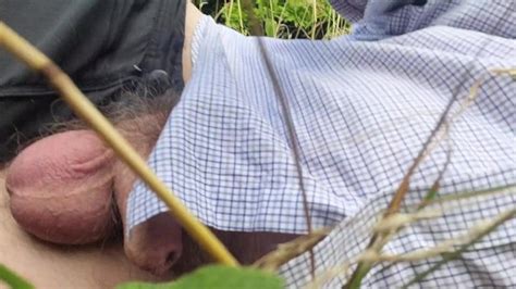 在田野附近的自然界中手淫 Pornhub Gay