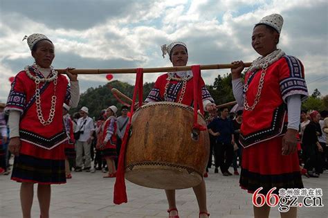 施洞苗胞盛装游演“姊妹节” 千人踩鼓场面壮观 贵州旅游在线