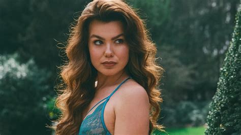 Abbey Hoes Showt Haar Kerstballen In Transparante Lingerie