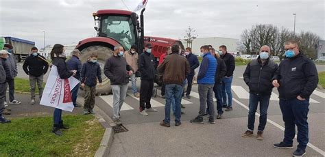 Vend E Des Agriculteurs Bloquent Le Leclerc Du Poir Sur Vie Une