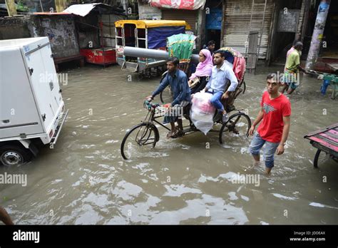 Dhaka Bangladesh 19th Jun 2017 Citizens Vehicles And Rickshaws Try