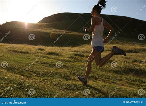 Salto De Funcionamiento Del Corredor De La Mujer En Prado Foto De