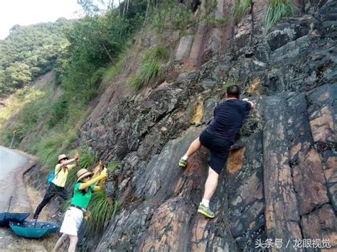 民間高人徒手攀岩，眾女同伴圍觀拍照，看著危險讓人捏把汗 每日頭條